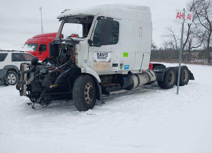 Photo 2 of 2015 Volvo Vn VNM (VIN 4V4M99DGXFN927607)