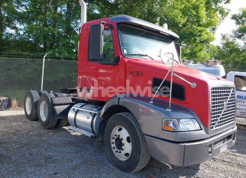 2004 Volvo Vn VNM (VIN 4V4MC9GH34N372342) main photo