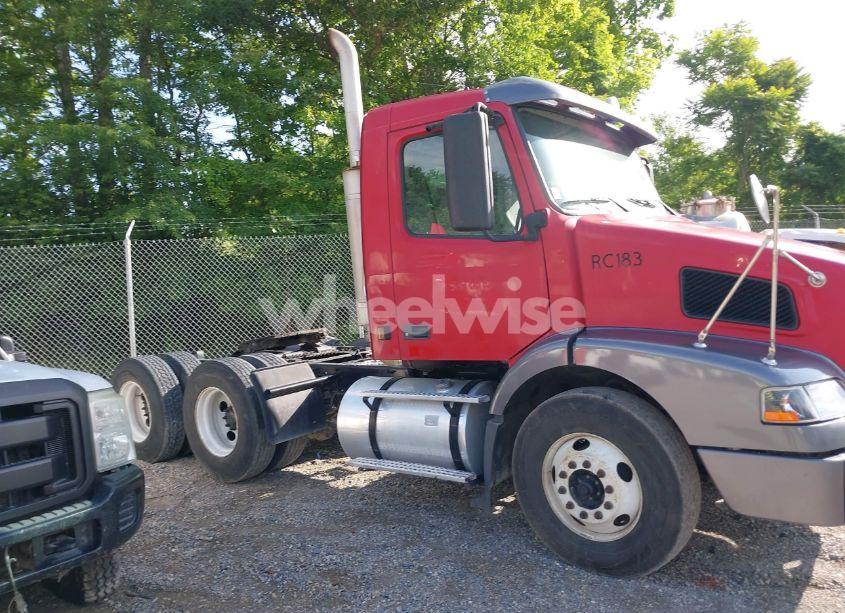 Photo 13 of 2004 Volvo Vn VNM (VIN 4V4MC9GH34N372342)