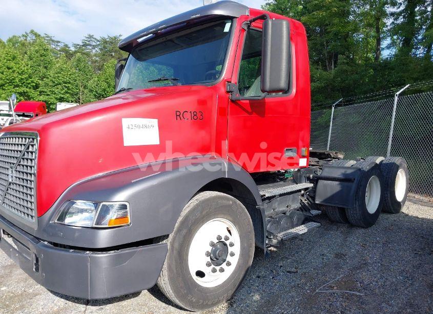 Photo 2 of 2004 Volvo Vn VNM (VIN 4V4MC9GH34N372342)