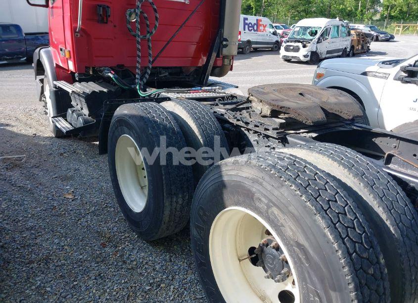 Photo 3 of 2004 Volvo Vn VNM (VIN 4V4MC9GH34N372342)