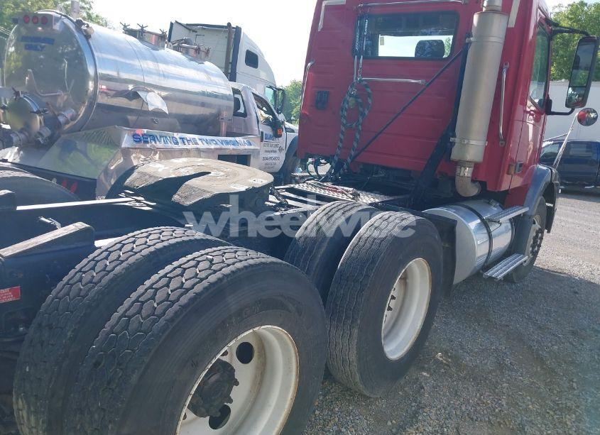 Photo 4 of 2004 Volvo Vn VNM (VIN 4V4MC9GH34N372342)