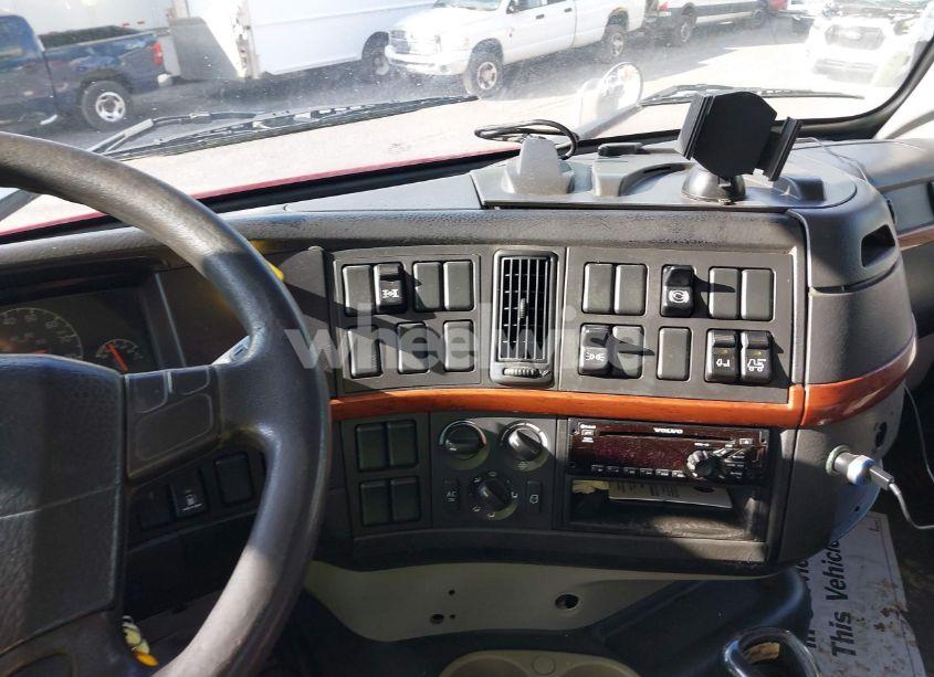 Photo 6 of 2004 Volvo Vn VNM (VIN 4V4MC9GH34N372342)