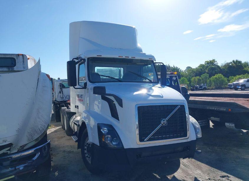 Photo 16 of 2015 Volvo Vn VNL (VIN 4V4NC9EG4FN912931)