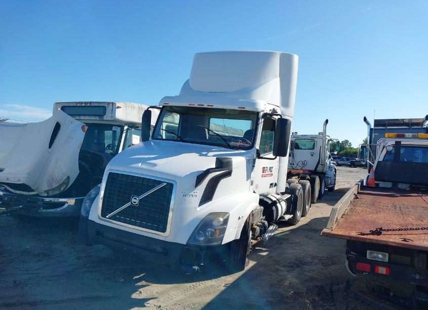 Photo 2 of 2015 Volvo Vn VNL (VIN 4V4NC9EG4FN912931)