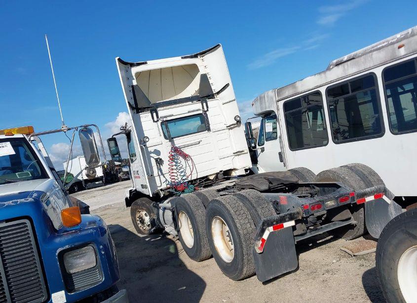 Photo 3 of 2015 Volvo Vn VNL (VIN 4V4NC9EG4FN912931)