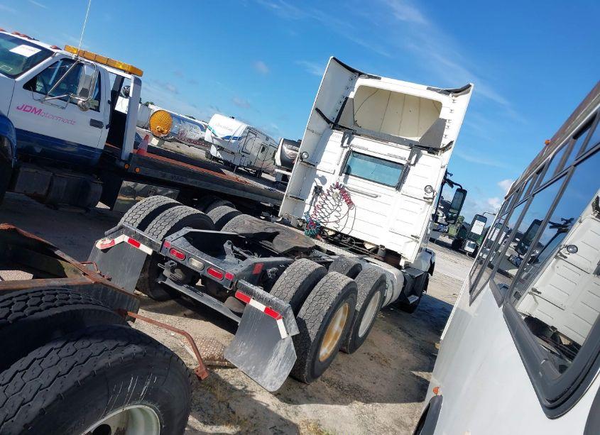 Photo 4 of 2015 Volvo Vn VNL (VIN 4V4NC9EG4FN912931)