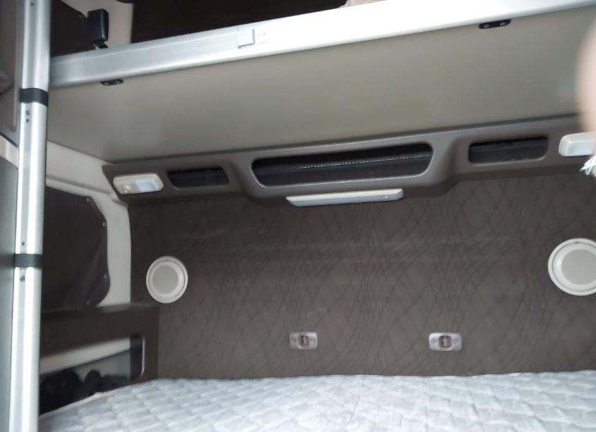 Photo 6 of 2015 Volvo Vn VNL (VIN 4V4NC9EH0FN915981)