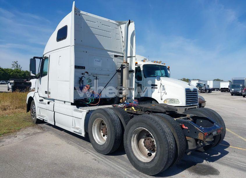 Photo 3 of 2015 Volvo Vn VNL (VIN 4V4NC9EH1FN908120)