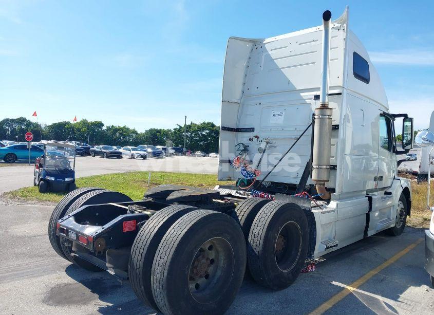 Photo 4 of 2015 Volvo Vn VNL (VIN 4V4NC9EH1FN908120)