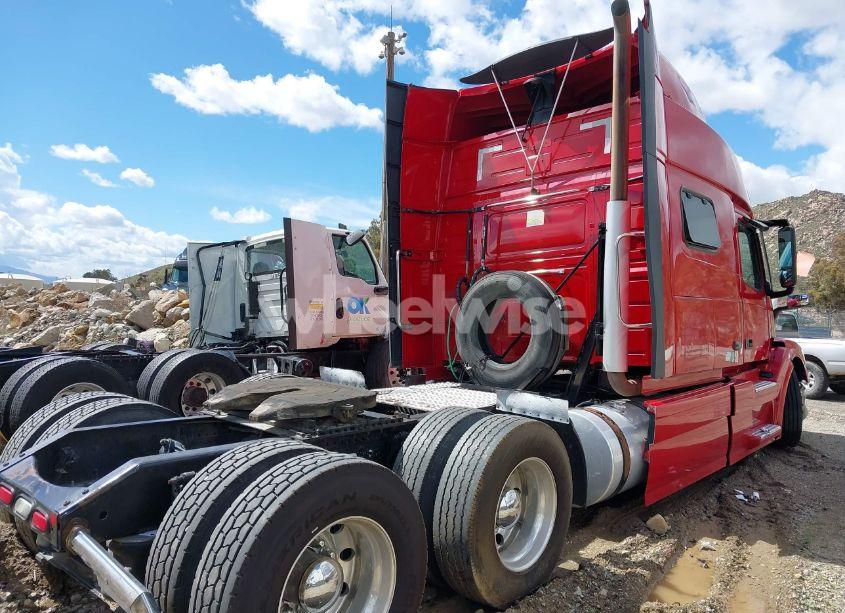 Photo 4 of 2015 Volvo Vn VNL (VIN 4V4NC9EH1FN922048)