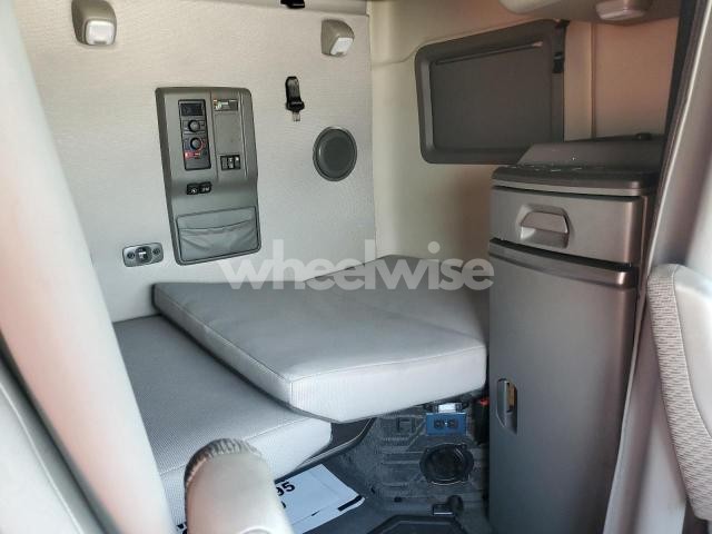 Photo 2 of 2022 VOLVO VN VNL (VIN 4V4NC9EH1NN304579)