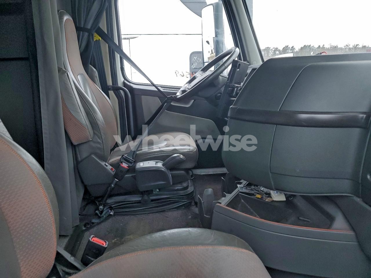 Photo 5 of 2022 VOLVO VNL SEMI TRUCK (VIN 4V4NC9EH3NN308973)