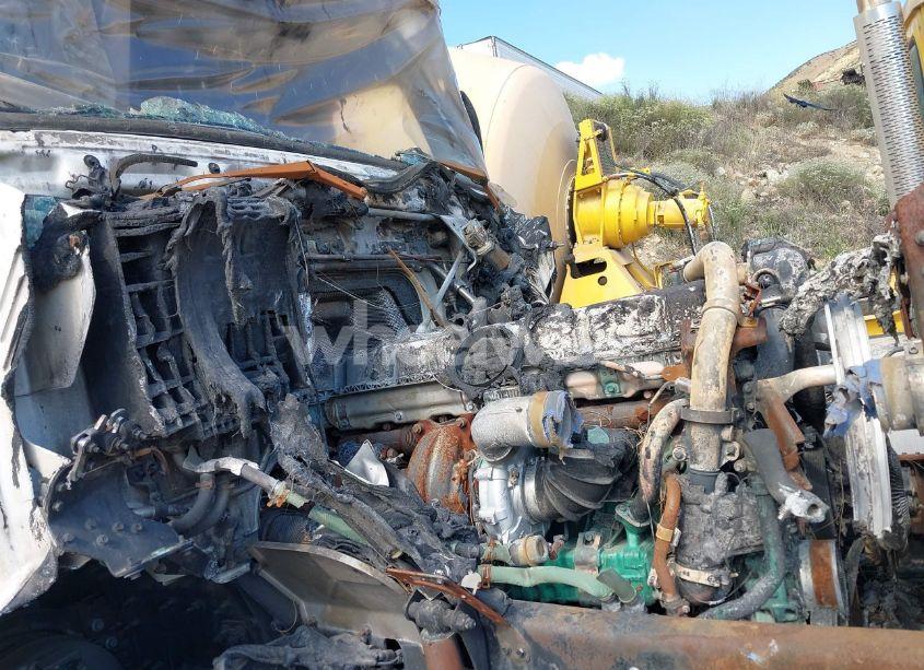 Photo 13 of 2022 Volvo Vnl (VIN 4V4NC9EH3NN320881)