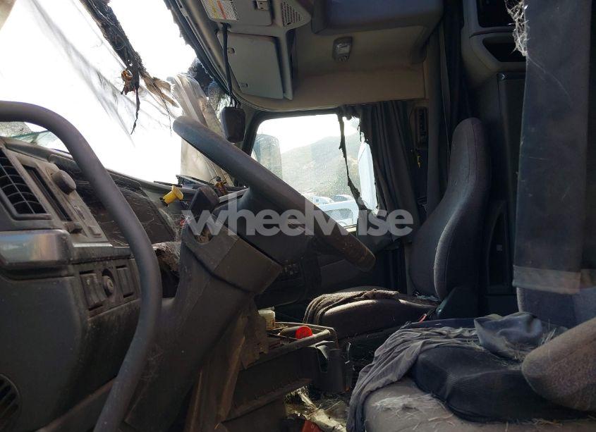 Photo 5 of 2022 Volvo Vnl (VIN 4V4NC9EH3NN320881)