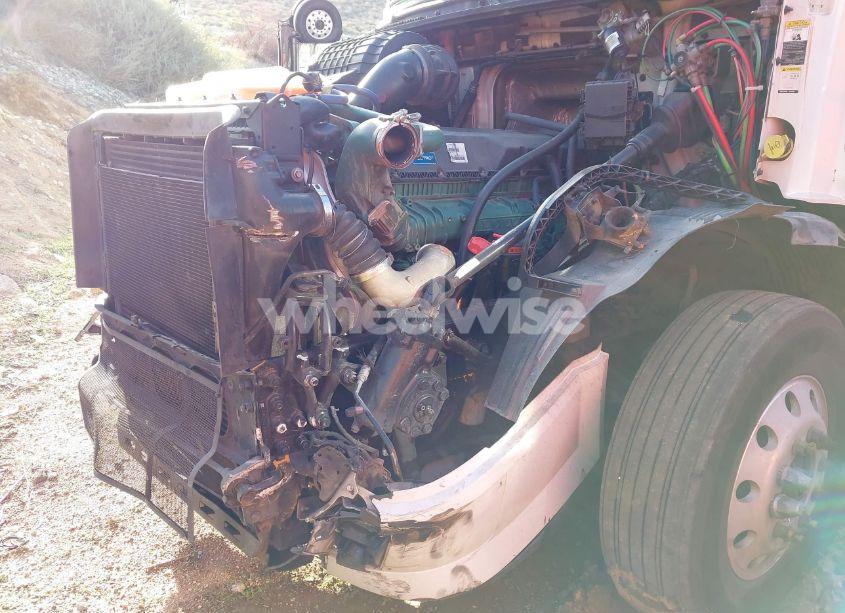 Photo 11 of 2015 Volvo Vn VNL (VIN 4V4NC9EH4FN919662)