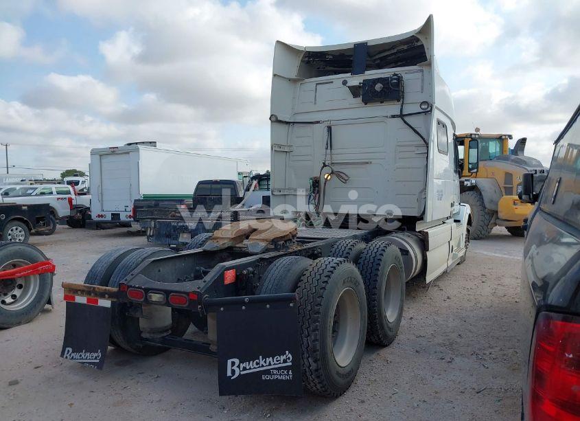 Photo 4 of 2015 Volvo Vn VNL (VIN 4V4NC9EH5FN910646)