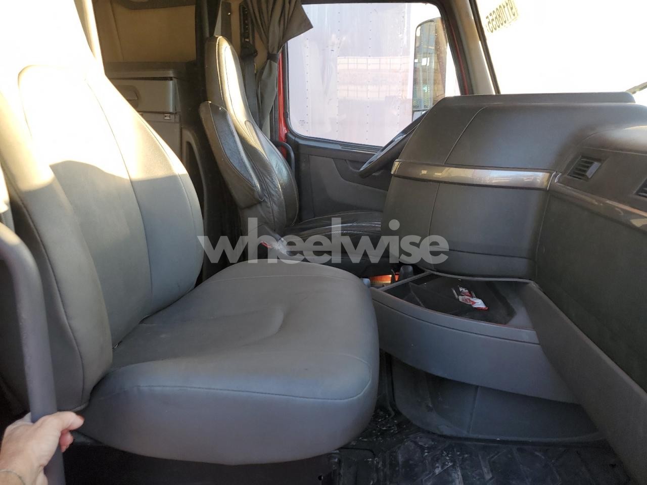 Photo 5 of 2021 VOLVO VNL SEMI TRUCK (VIN 4V4NC9EH6MN248363)