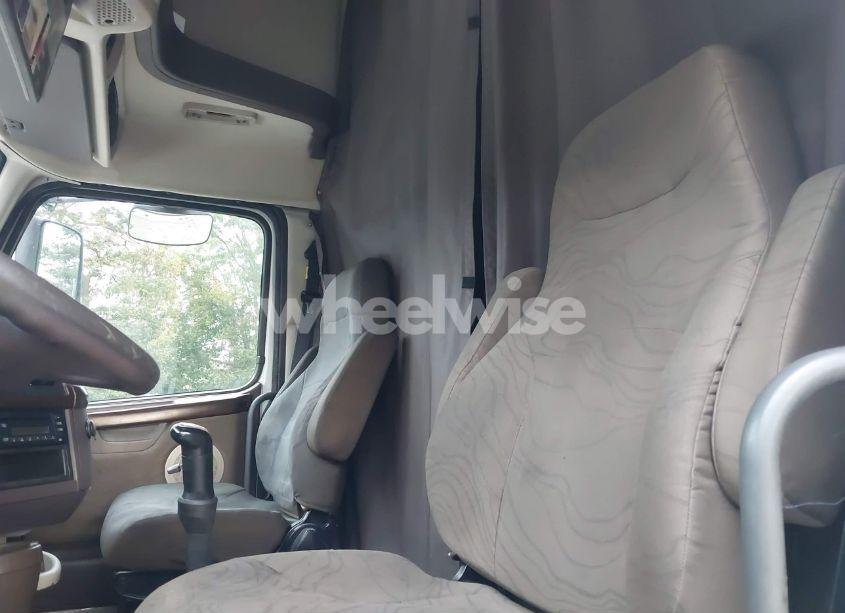 Photo 6 of 2015 Volvo Vn VNL (VIN 4V4NC9EH8FN931507)