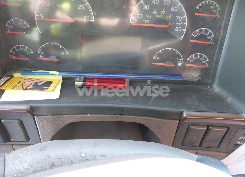 Photo 5 of 2015 Volvo Vn VNL (VIN 4V4NC9EH9FN912352)