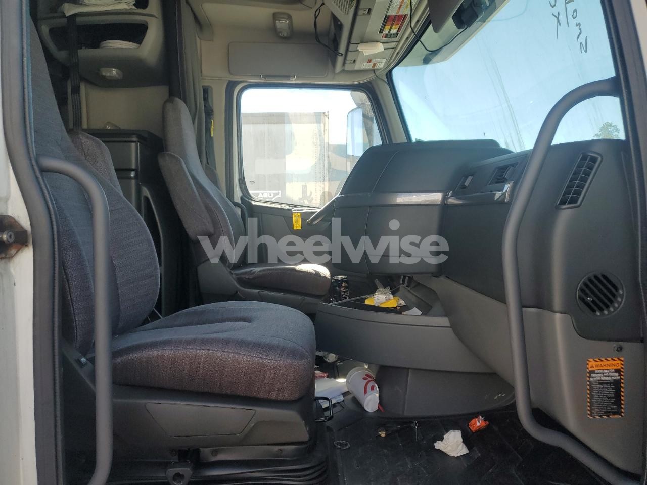 Photo 5 of 2019 VOLVO VNL SEMI TRUCK (VIN 4V4NC9EH9KN898060)