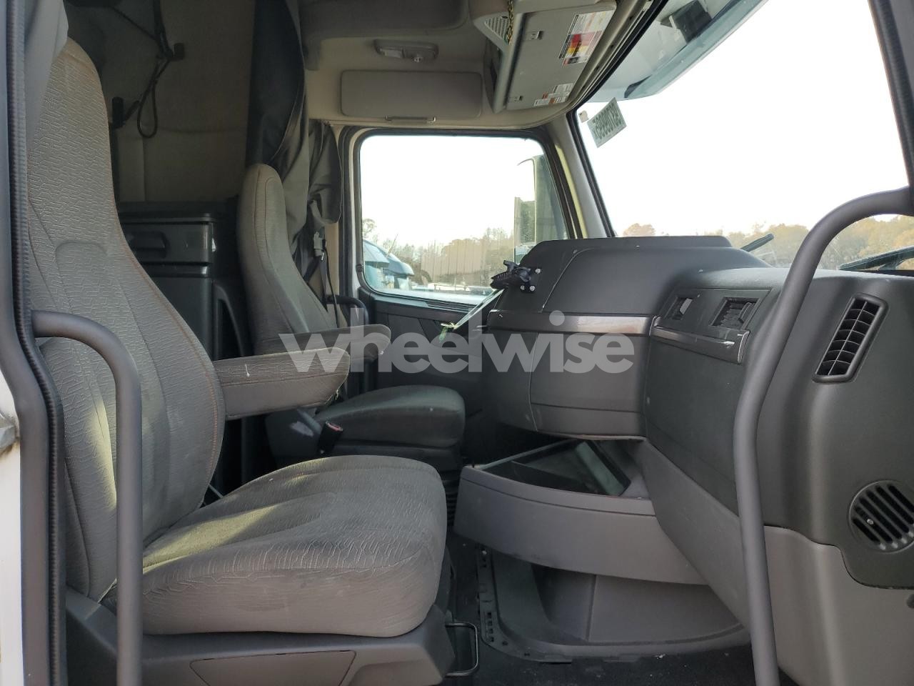 2021 VOLVO VN VNL - semi truck