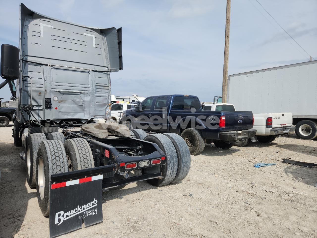 Photo 3 of 2022 VOLVO VNL SEMI TRUCK (VIN 4V4NC9EHXNN603911)