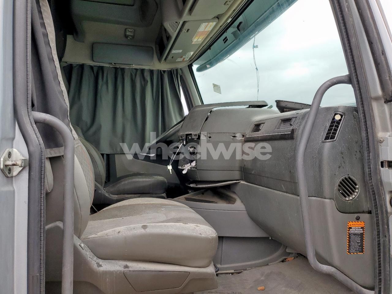 Photo 5 of 2022 VOLVO VNL SEMI TRUCK (VIN 4V4NC9EHXNN603911)