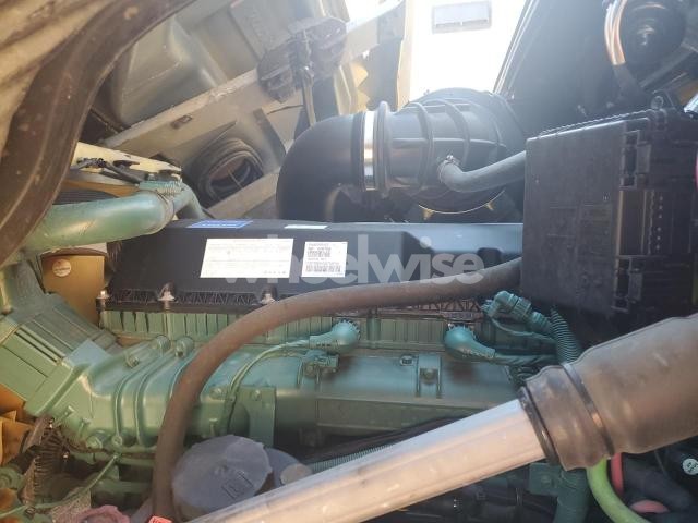 Photo 2 of 2024 VOLVO VN VNL (VIN 4V4NC9EHXRN636168)