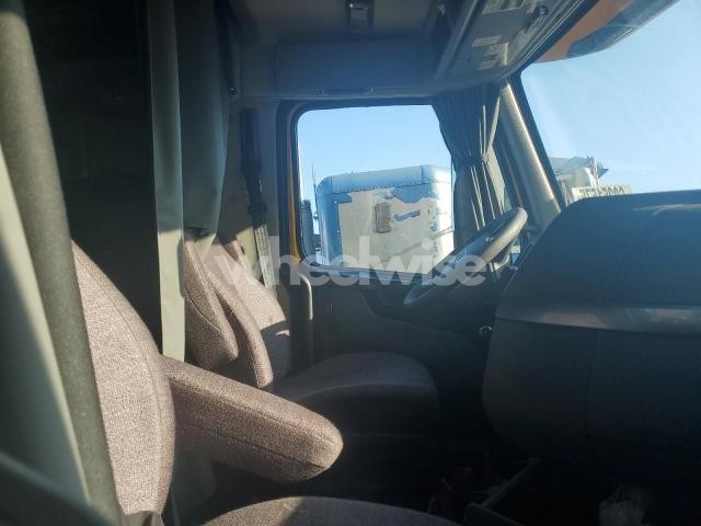 Photo 4 of 2024 VOLVO VN VNL (VIN 4V4NC9EHXRN636168)