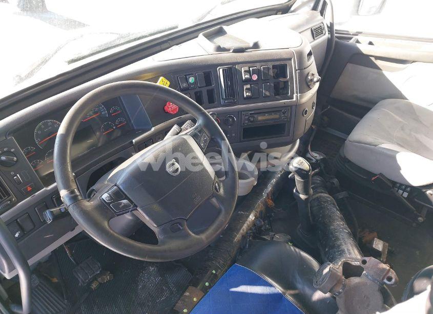 Photo 7 of 2012 Volvo Vn (VIN 4V4NC9EJ0CN551219)