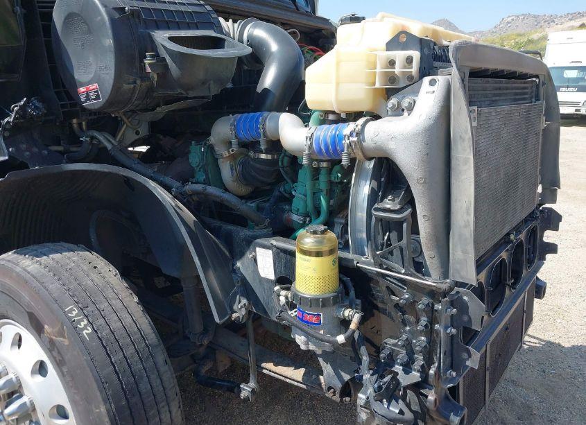 Photo 11 of 2019 Volvo Vnl (VIN 4V4NC9EJ0KN202382)