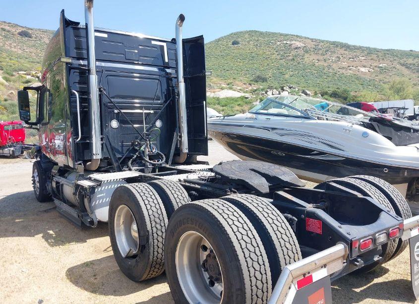 Photo 3 of 2019 Volvo Vnl (VIN 4V4NC9EJ0KN202382)