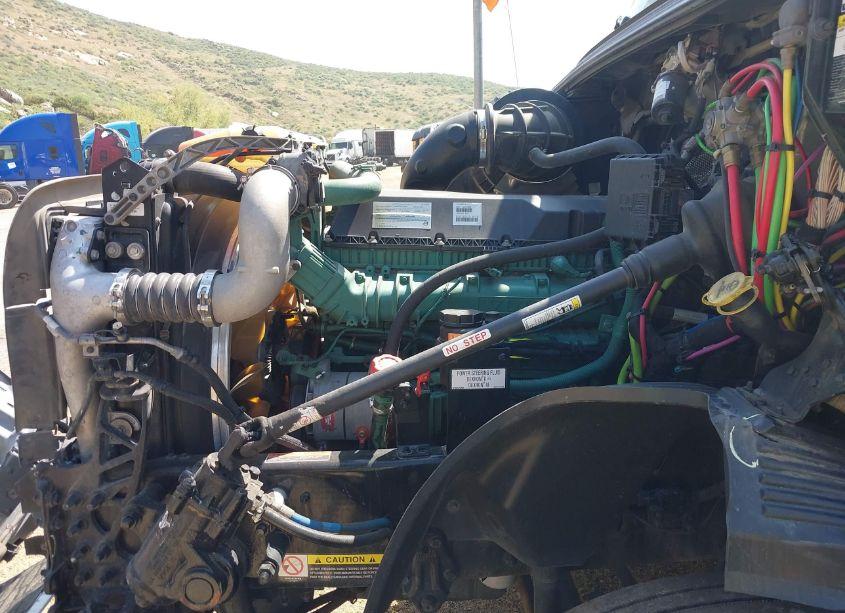 Photo 9 of 2019 Volvo Vnl (VIN 4V4NC9EJ0KN202382)