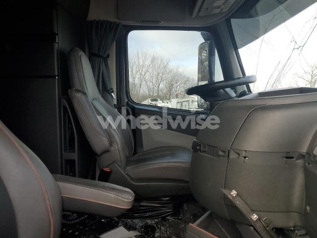 Photo 9 of 2025 VOLVO VN VNL (VIN 4V4NC9EJ5SN664808)