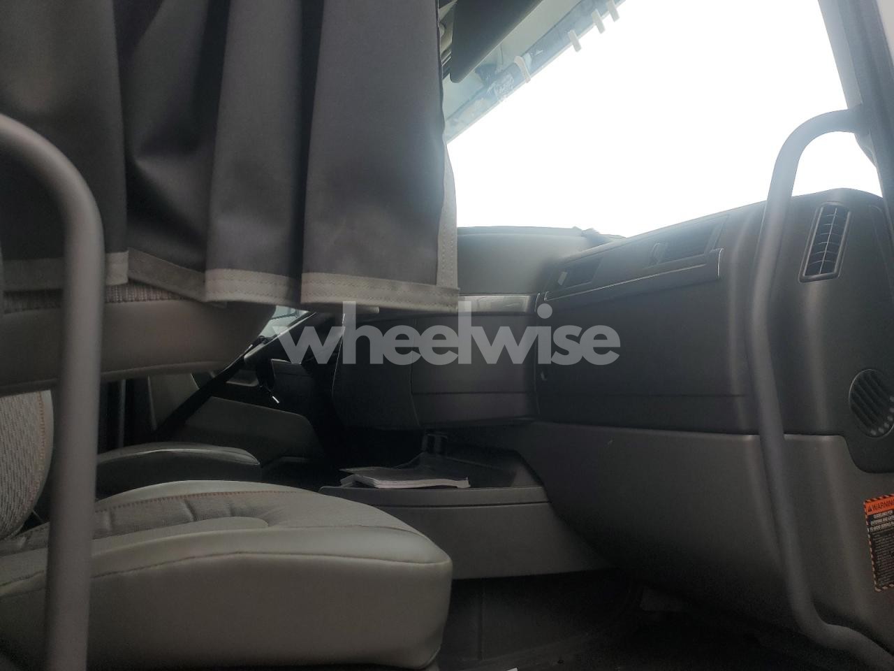 Photo 5 of 2024 VOLVO VNL SEMI TRUCK (VIN 4V4NC9EJ9RN652963)