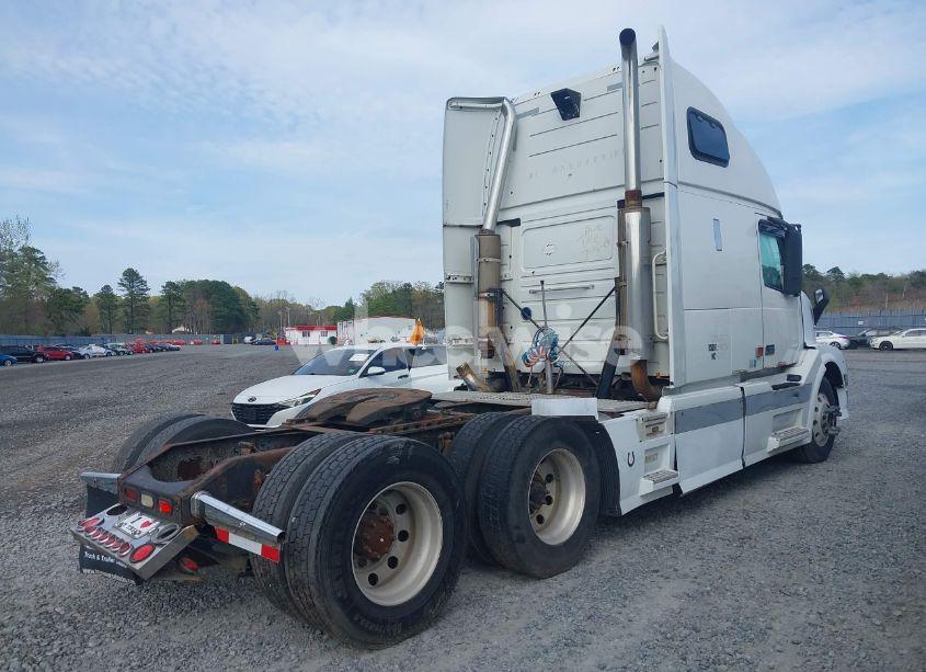 Photo 4 of 2005 Volvo Vn VNL (VIN 4V4NC9GHX5N387202)