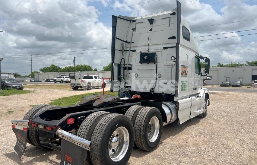 Photo 2 of 2018 VOLVO VN VNL (VIN 4V4NC9TH0JN******)