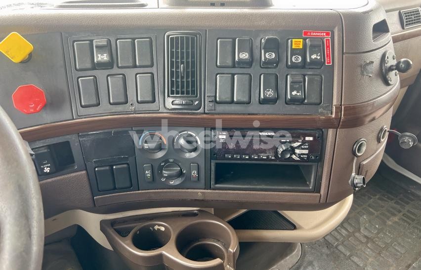 Photo 4 of 2018 VOLVO VN VNL (VIN 4V4NC9TH0JN******)