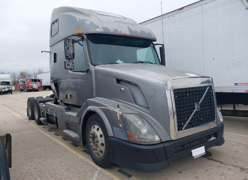 2004 Volvo Vn VNL (VIN 4V4NC9TJ04N358685) main photo