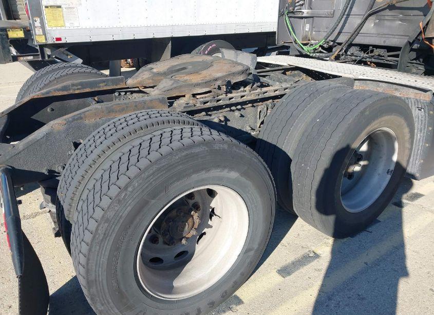 Photo 12 of 2004 Volvo Vn VNL (VIN 4V4NC9TJ04N358685)