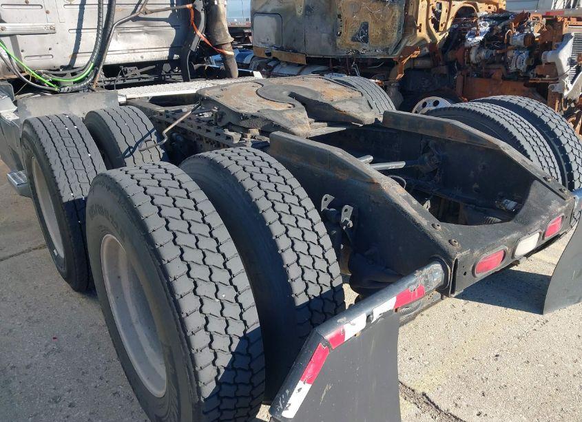 Photo 13 of 2004 Volvo Vn VNL (VIN 4V4NC9TJ04N358685)