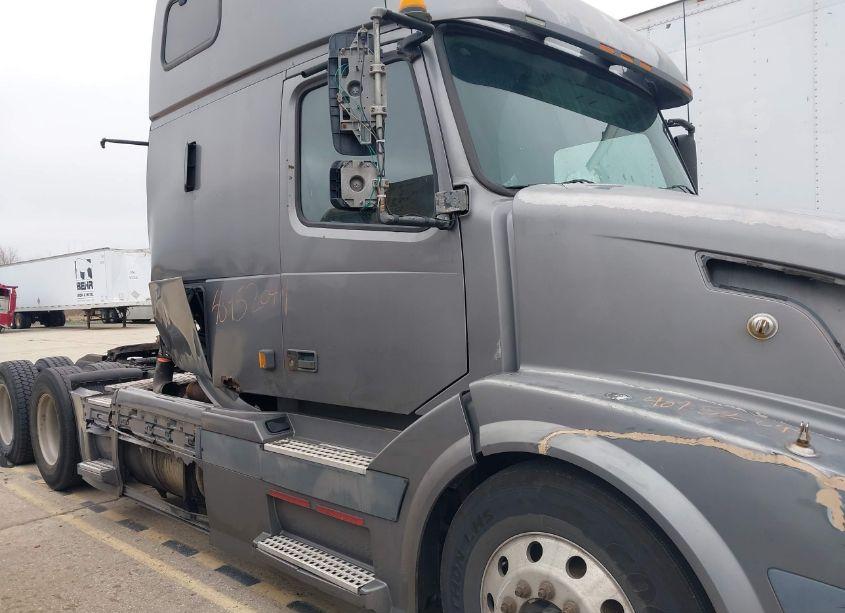 Photo 15 of 2004 Volvo Vn VNL (VIN 4V4NC9TJ04N358685)