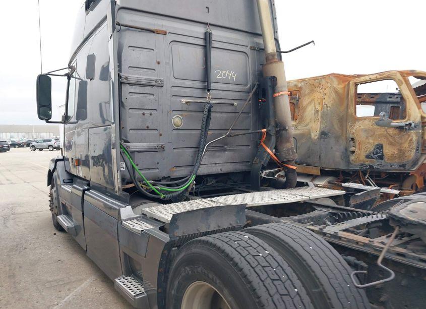 Photo 16 of 2004 Volvo Vn VNL (VIN 4V4NC9TJ04N358685)