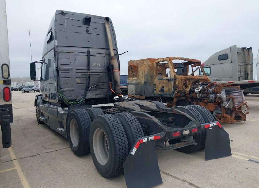 Photo 3 of 2004 Volvo Vn VNL (VIN 4V4NC9TJ04N358685)