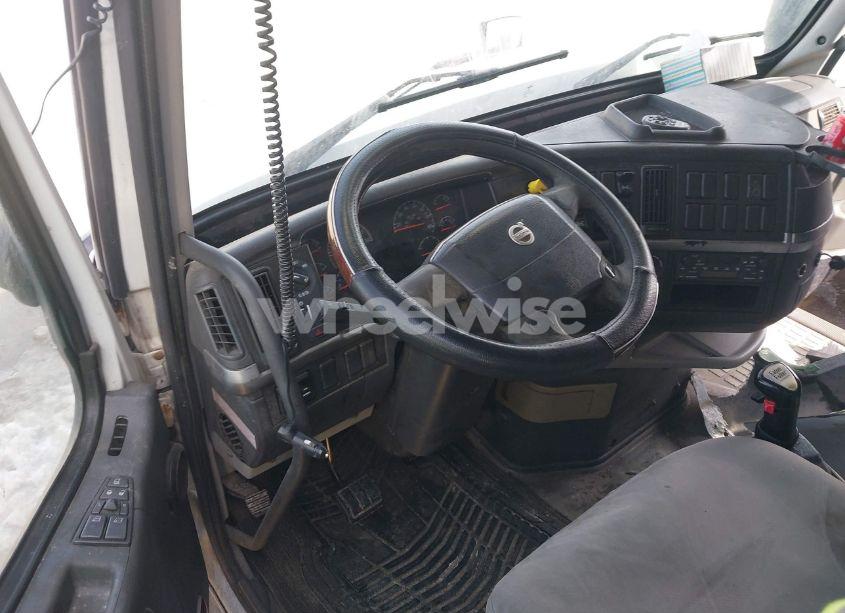 Photo 7 of 2004 Volvo Vn VNL (VIN 4V4NC9TJ94N357034)