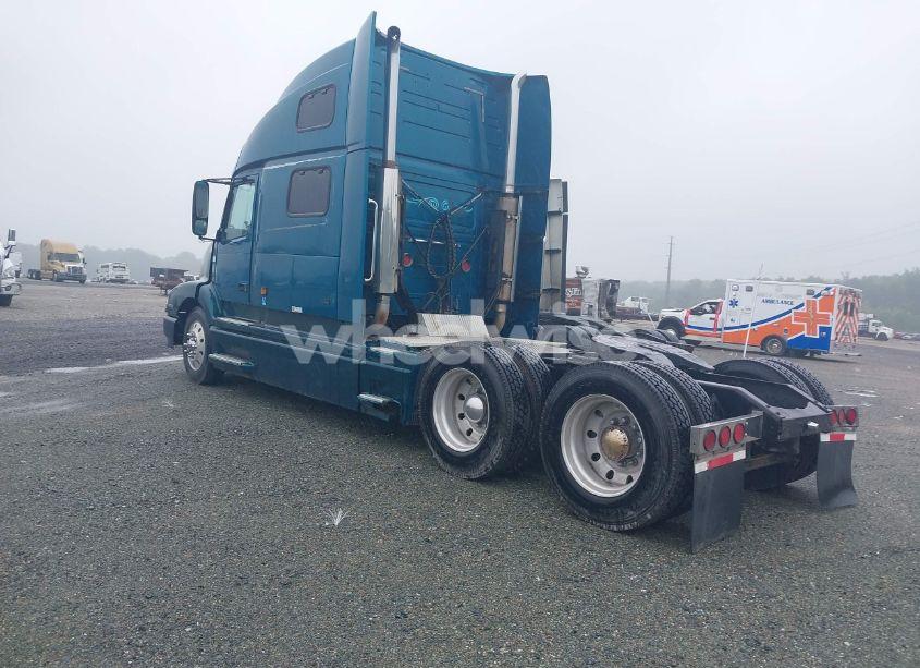 Photo 3 of 2001 Volvo Vn VNL (VIN 4V4NC9TJX1N325933)