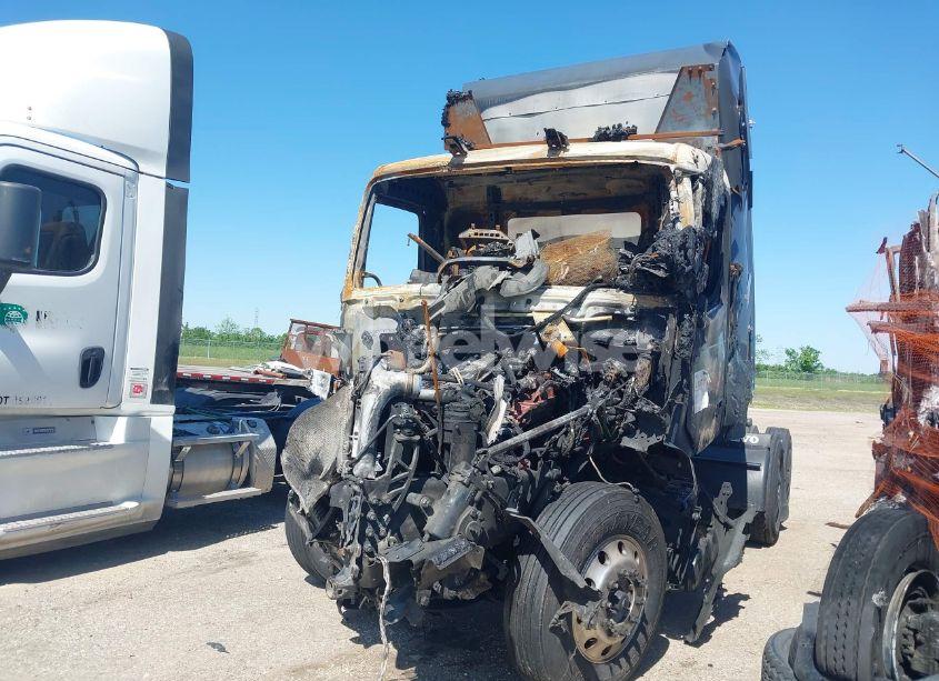 Photo 2 of 2022 Volvo Vnl (VIN 4V4NC9UG0NN317803)