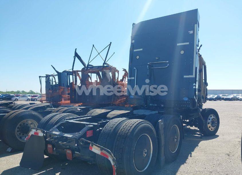 Photo 4 of 2022 Volvo Vnl (VIN 4V4NC9UG0NN317803)