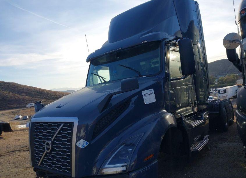Photo 2 of 2022 Volvo Vnl (VIN 4V4NC9UG3NN312188)